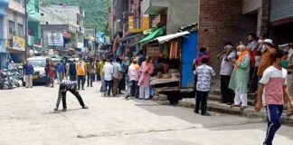 सतपुली में श्रीराम मंदिर भूमि पूजन के अवसर पर बांटी मिठाई satpuli-hanuman-mandir