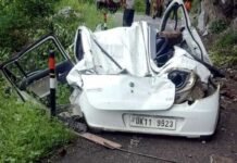 उत्तराखंड : कार के ऊपर पहाड़ी से गिरा बोल्डर, एक व्यक्ति की दर्दनाक मौत Boulder fell from hill over car, death of one person