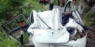 उत्तराखंड : कार के ऊपर पहाड़ी से गिरा बोल्डर, एक व्यक्ति की दर्दनाक मौत Boulder fell from hill over car, death of one person