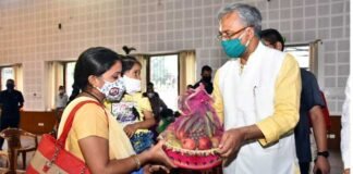 मुख्यमंत्री ने कुपोषण मुक्त उत्तराखण्ड के तहत कुपोषण मुक्त बच्चों के अभिभावकों को सम्मानित किया CM Honors Parents of Malnutrition Free Children under Malnutrition Free Uttarakhand