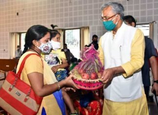 मुख्यमंत्री ने कुपोषण मुक्त उत्तराखण्ड के तहत कुपोषण मुक्त बच्चों के अभिभावकों को सम्मानित किया CM Honors Parents of Malnutrition Free Children under Malnutrition Free Uttarakhand