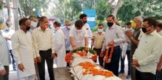 गढ़वाल हितैषिणी सभा के अध्यक्ष मोहबत सिंह राणा को अंतिम विदाई देने निगमबोध घाट पहुंचे उत्तराखंड समाज के प्रबुद्धजन Mohabat Singh Rana dies