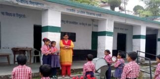 प्राथमिक विद्यालय में विद्यार्थियों की संख्या बढाने के लिए प्रधानाध्यापिका द्वारा किये गए प्रयासों की हो रही है प्रशंसा Principal's-efforts-to-increase