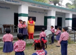 प्राथमिक विद्यालय में विद्यार्थियों की संख्या बढाने के लिए प्रधानाध्यापिका द्वारा किये गए प्रयासों की हो रही है प्रशंसा Principal's-efforts-to-increase
