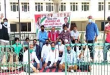 पौड़ी जिला कांग्रेस द्वारा बेरोजगारी को लेकर त्रिवेंद्र सरकार के खिलाफ डीएम ऑफिस के बाहर धरना प्रदर्शन congress-committee