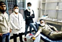 पौड़ी कोतवाली में कांस्टेबल विपुल खण्डूड़ी ने बीमार बालिका को रक्तदान कर निभाया मानवता का धर्म constabe-bipul-khanduri