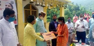 ‘‘घौर की पछयाण नौनी कु नौ’’ योजना के तहत, इस गाँव के घरों में बेटी के नाम की नेम प्लेट लगाये गये daughter's-name-plate