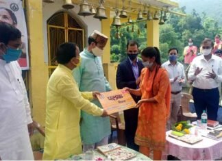 ‘‘घौर की पछयाण नौनी कु नौ’’ योजना के तहत, इस गाँव के घरों में बेटी के नाम की नेम प्लेट लगाये गये daughter's-name-plate