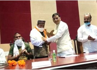 कल्जीखाल : जनसंवाद कार्यक्रम में क्षेत्रीय विधायक ने सुनी जनप्रतिनिधियों की समस्यायें, सामाजिक कार्यकार्ता जगमोहन डांगी को कोरोना वारियर्स के रूप में किया सम्मानित jagmohan-dangi