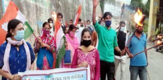 किसान अध्यादेश के विरोध में पौड़ी में कांग्रेस ने मशाल जुलूस निकालकर किसानों को दिया समर्थन pauri-congress