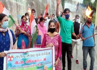 किसान अध्यादेश के विरोध में पौड़ी में कांग्रेस ने मशाल जुलूस निकालकर किसानों को दिया समर्थन pauri-congress