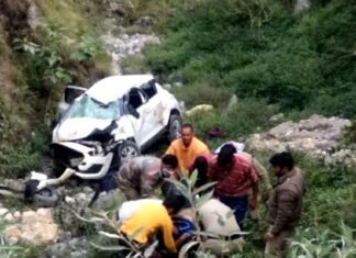 दर्दनाक हादसा : मसूरी घूमने गए 5 दोस्तों की कार खाई गिरी, दो की मौत, तीन की हालत गंभीर Car accident on Dehradun Mussoorie road