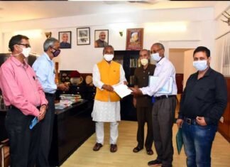मुख्यमंत्री से मिले उत्तराखण्ड कार्मिक एकता मंच के पदाधिकारी, एक दिन की वेतन कटौती रोकने के लिए जताया आभार Officers of Uttarakhand Personnel Ekta Manch