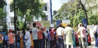 प्राइवेट स्कूल ने पूरी फीस जमा नहीं करने के कारण बच्चों को अर्ध वार्षिक परीक्षा मे बैठने से रोका Private school prevented children