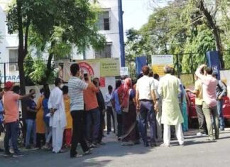 प्राइवेट स्कूल ने पूरी फीस जमा नहीं करने के कारण बच्चों को अर्ध वार्षिक परीक्षा मे बैठने से रोका Private school prevented children