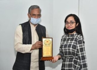 बीएचयू की लॉ प्रवेश परीक्षा में पूरे देश में चौथी रैंक प्राप्त करने वाली मेधावी छात्रा संपदा सिन्हा को मुख्यमंत्री ने किया सम्मानित Sampada Sinha meritorious student