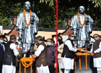 मुख्यमंत्री ने लौह पुरूष सरदार बल्लभ भाई पटेल की जयंती पर उनकी प्रतिमा पर किया माल्यार्पण Sardar Ballabhbhai Patel's birth anniversary