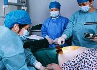 घोर लापरवाही, डॉक्टरों ने ऑपरेशन के दौरान महिला के पेट में ही छोड़ दिया तौलिया, इंफेक्शन से मौत Towel-left-in-stomach-during-operation