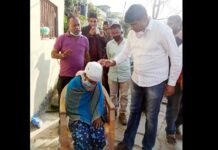 तहसील चौबट्टाखाल में पीड़िता से मिले आप नेता दिगमोहन नेगी chaubattakhal