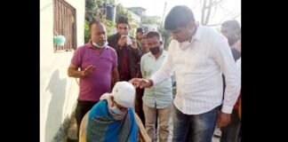 तहसील चौबट्टाखाल में पीड़िता से मिले आप नेता दिगमोहन नेगी chaubattakhal