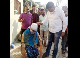 तहसील चौबट्टाखाल में पीड़िता से मिले आप नेता दिगमोहन नेगी chaubattakhal