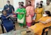भिक्षा मांगने वाली हंसी से मिलने हरिद्वार पहुंचीं राज्य मंत्री रेखा आर्य, समाज कल्याण विभाग में दिया नौकरी का भरोसा hansi-prahari