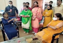 भिक्षा मांगने वाली हंसी से मिलने हरिद्वार पहुंचीं राज्य मंत्री रेखा आर्य, समाज कल्याण विभाग में दिया नौकरी का भरोसा hansi-prahari