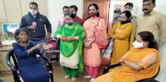 भिक्षा मांगने वाली हंसी से मिलने हरिद्वार पहुंचीं राज्य मंत्री रेखा आर्य, समाज कल्याण विभाग में दिया नौकरी का भरोसा hansi-prahari