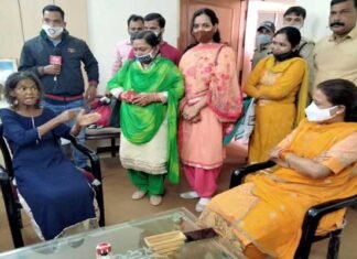 भिक्षा मांगने वाली हंसी से मिलने हरिद्वार पहुंचीं राज्य मंत्री रेखा आर्य, समाज कल्याण विभाग में दिया नौकरी का भरोसा hansi-prahari
