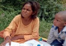 कुमाऊं यूनिवर्सिटी से डबल एमए कर चुकी यह महिला 6 साल के बेटे के साथ हरिद्वार में भीख मांग रही है hansi-prahari-beggar