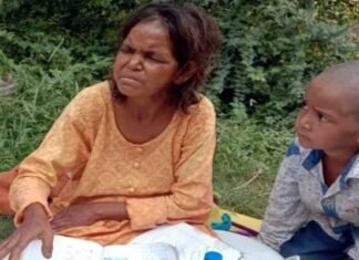 कुमाऊं यूनिवर्सिटी से डबल एमए कर चुकी यह महिला 6 साल के बेटे के साथ हरिद्वार में भीख मांग रही है hansi-prahari-beggar