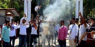 हाथरस गैंगरेप की घटना को लेकर श्रीनगर गढ़वाल में उबाल, छात्र संगठन ने योगी सरकार का पुतला फूंका, दोषियों के खिलाफ सख्त कार्यवाही की मांग hathras-gangrape-case