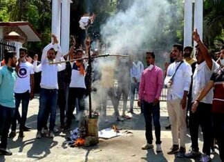 हाथरस गैंगरेप की घटना को लेकर श्रीनगर गढ़वाल में उबाल, छात्र संगठन ने योगी सरकार का पुतला फूंका, दोषियों के खिलाफ सख्त कार्यवाही की मांग hathras-gangrape-case