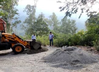 नयार घाटी बिलखेत क्षेत्र में अवैध खनन पर प्रशासन की छापेमारी, अवैध रेता जब्त illegal mining in Nayarghati Bilkhet area