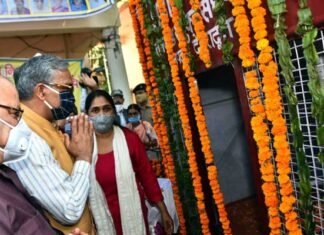 मुख्यमंत्री ने कचहरी, देहरादून में उत्तराखण्ड के शहीद राज्य आन्दोलनकारियों को श्रद्धा सुमन अर्पित किये। martyred state agitators of Uttarakhand