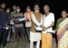 समाज सेवी मोहन काला श्रीनगर विधानसभा क्षेत्र में जरूरतमंद ग्रामीणों को वितरित कर रहे है मास्क mask-distribution