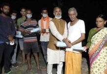 समाज सेवी मोहन काला श्रीनगर विधानसभा क्षेत्र में जरूरतमंद ग्रामीणों को वितरित कर रहे है मास्क mask-distribution