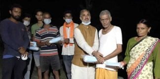 समाज सेवी मोहन काला श्रीनगर विधानसभा क्षेत्र में जरूरतमंद ग्रामीणों को वितरित कर रहे है मास्क mask-distribution