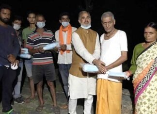 समाज सेवी मोहन काला श्रीनगर विधानसभा क्षेत्र में जरूरतमंद ग्रामीणों को वितरित कर रहे है मास्क mask-distribution