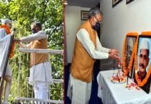 मुख्यमंत्री त्रिवेन्द्र सिंह रावत ने मुख्यमंत्री आवास में राष्ट्रपिता महात्मा गांधी एवं पूर्व प्रधानमंत्री लाल बहादुर शास्त्री के चित्र पर श्रद्धासुमन अर्पित किये। portrait of Mahatma Gandhi and former Prime Minister Lal Bahadur Shastri