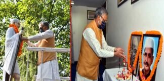 मुख्यमंत्री त्रिवेन्द्र सिंह रावत ने मुख्यमंत्री आवास में राष्ट्रपिता महात्मा गांधी एवं पूर्व प्रधानमंत्री लाल बहादुर शास्त्री के चित्र पर श्रद्धासुमन अर्पित किये। portrait of Mahatma Gandhi and former Prime Minister Lal Bahadur Shastri