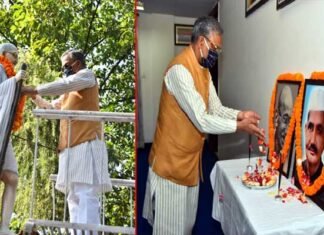 मुख्यमंत्री त्रिवेन्द्र सिंह रावत ने मुख्यमंत्री आवास में राष्ट्रपिता महात्मा गांधी एवं पूर्व प्रधानमंत्री लाल बहादुर शास्त्री के चित्र पर श्रद्धासुमन अर्पित किये। portrait of Mahatma Gandhi and former Prime Minister Lal Bahadur Shastri