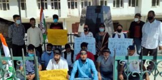 हाथरस की घटना के विरोध में कांग्रेसियों ने पौड़ी कलेक्ट्रेट में धरना दिया protest against Hathras incident