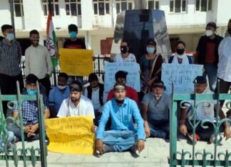 हाथरस की घटना के विरोध में कांग्रेसियों ने पौड़ी कलेक्ट्रेट में धरना दिया protest against Hathras incident