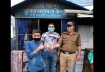 सतपुली : पुलिसकर्मीयों द्वारा दिया गया ईमानदारी का परिचय, ड्यूटी के दौरान मिले मोबाइल को सकुशल किया मालिक के सुपुर्द Policemen hand over mobile found during duty