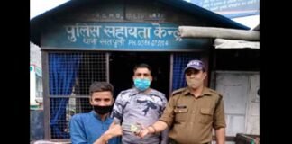 सतपुली : पुलिसकर्मीयों द्वारा दिया गया ईमानदारी का परिचय, ड्यूटी के दौरान मिले मोबाइल को सकुशल किया मालिक के सुपुर्द Policemen hand over mobile found during duty