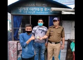 सतपुली : पुलिसकर्मीयों द्वारा दिया गया ईमानदारी का परिचय, ड्यूटी के दौरान मिले मोबाइल को सकुशल किया मालिक के सुपुर्द Policemen hand over mobile found during duty