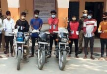 ग्रेटर नोएडा : राहगीरों से मोबाइल लूटने वाले 8 बदमाश चढ़े पुलिस के हत्थे, 18 मोबाइल व तीन बाइक बरामद 8 crooks arrested in Greater Noida