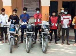 ग्रेटर नोएडा : राहगीरों से मोबाइल लूटने वाले 8 बदमाश चढ़े पुलिस के हत्थे, 18 मोबाइल व तीन बाइक बरामद 8 crooks arrested in Greater Noida