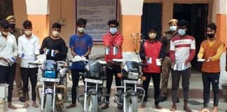 ग्रेटर नोएडा : राहगीरों से मोबाइल लूटने वाले 8 बदमाश चढ़े पुलिस के हत्थे, 18 मोबाइल व तीन बाइक बरामद 8 crooks arrested in Greater Noida
